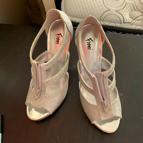 Girl high heal shoes - Picture 1 of 3